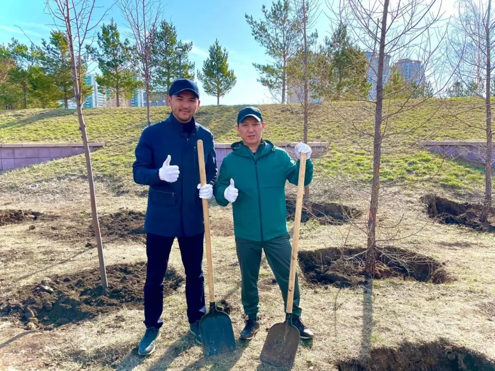 «Начни с себя!»: в Астане представители сферы культуры приняли участие в челлендже чистоты (3)