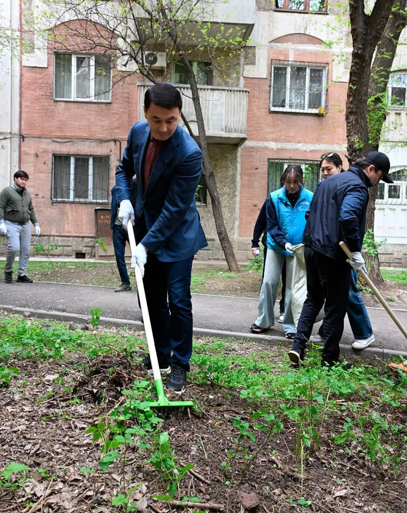 В восьми районах Алматы за один день вывезено свыше 2,5 тыс. кубометров отходов (8)