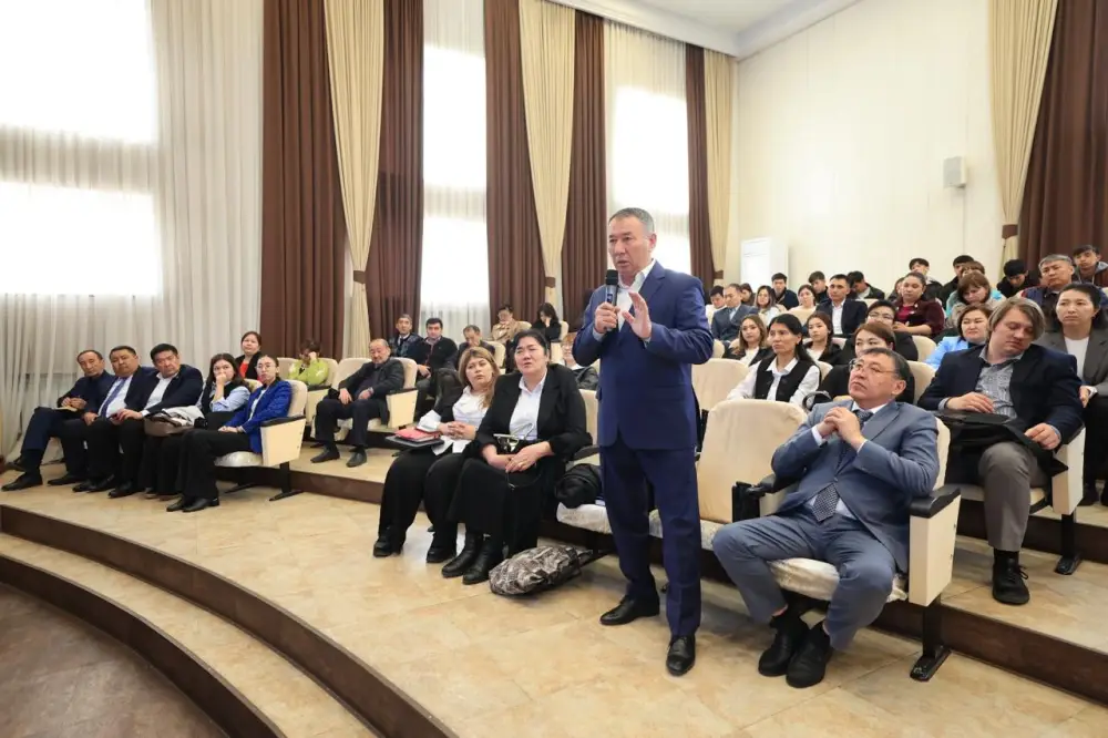 Судья Конституционного Суда посетила Шымкент для разъяснения положений Конституции (4)