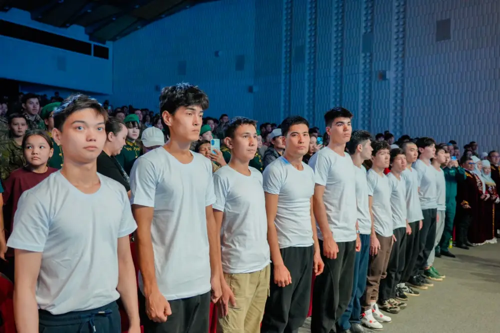 «Защита Родины — дело настоящих мужчин!»: в Астане проводили в армию очередную группу молодых людей (9)