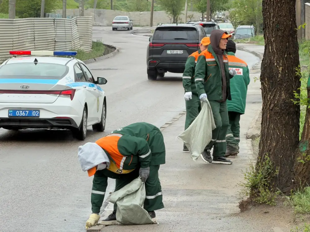 В Алматы на улице Карьерной проведён субботник с участием жителей и коммунальных служб (3)