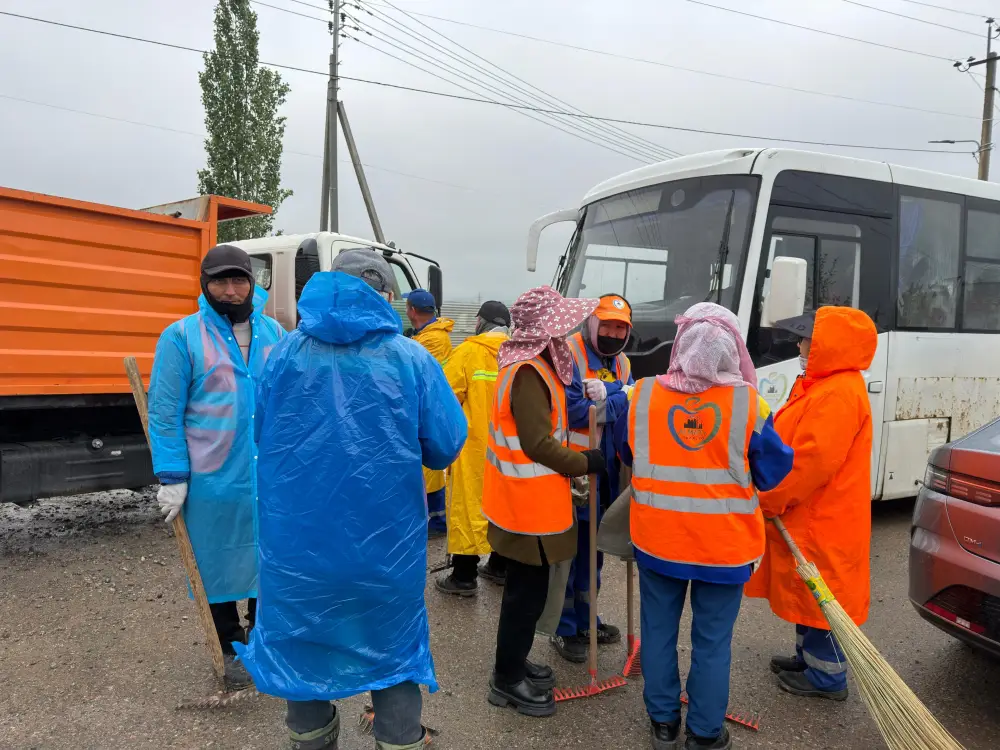 В Алматы на улице Карьерной проведён субботник с участием жителей и коммунальных служб (4)