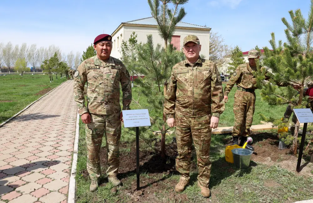 Министр обороны и военнослужащие поддержали экологическую акцию «Таза Қазақстан» (7)