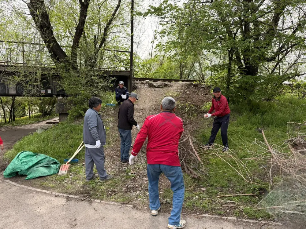 Свыше 25 кубометров мусора вывезли сотрудники Eco Almaty в ходе субботника (4)