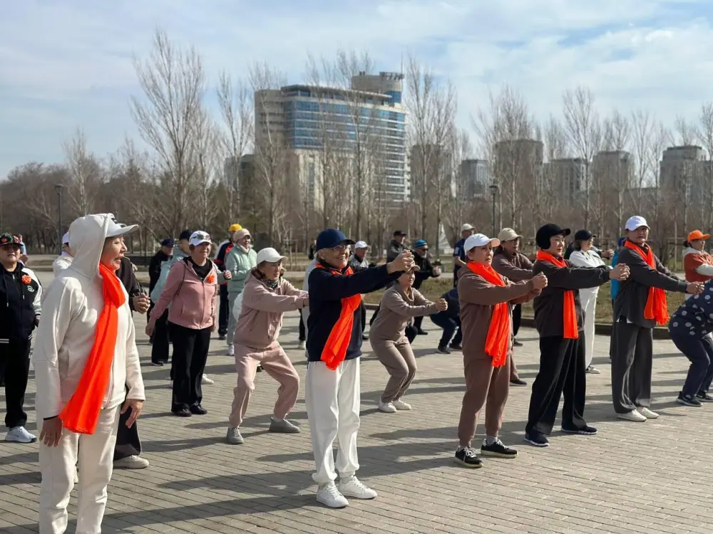 «Денсаулық – зор байлық»: в Астане пенсионеры провели оздоровительный флешмоб (4)