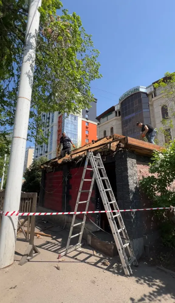 В Алматы сносят очередной незаконный объект (4)