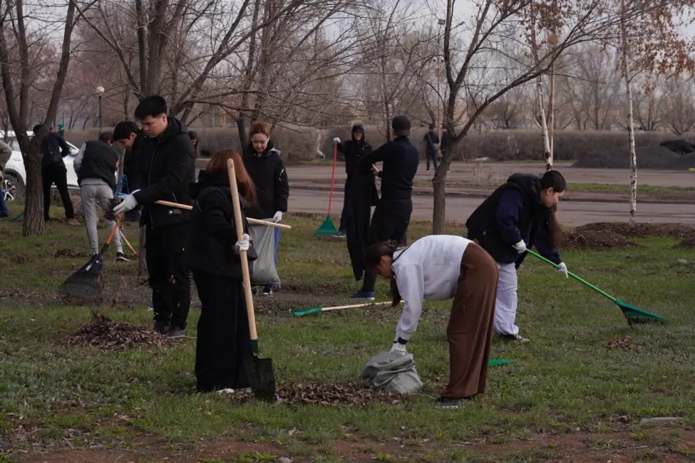 Студенты столичного вуза приняли участие в субботнике (4)