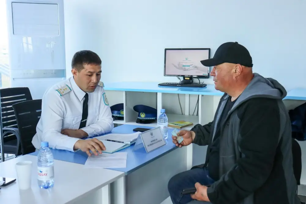 В ВКО стартовала республиканская акция «Приемная на дороге» (2)