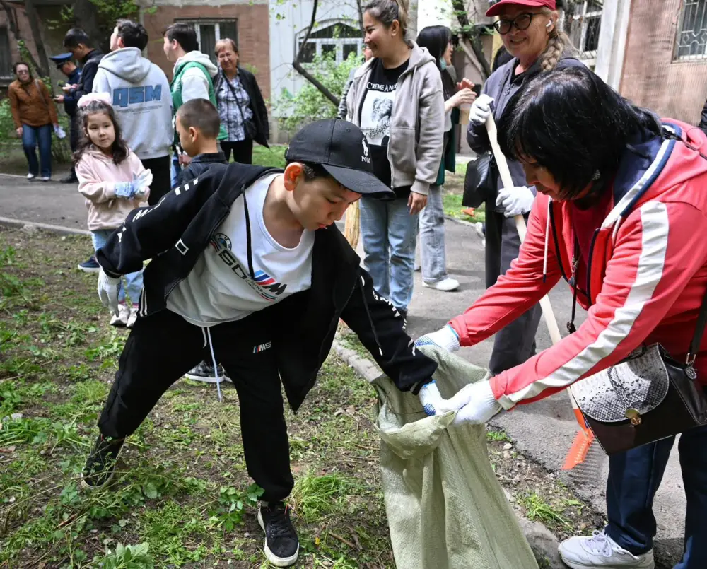 В восьми районах Алматы за один день вывезено свыше 2,5 тыс. кубометров отходов (9)