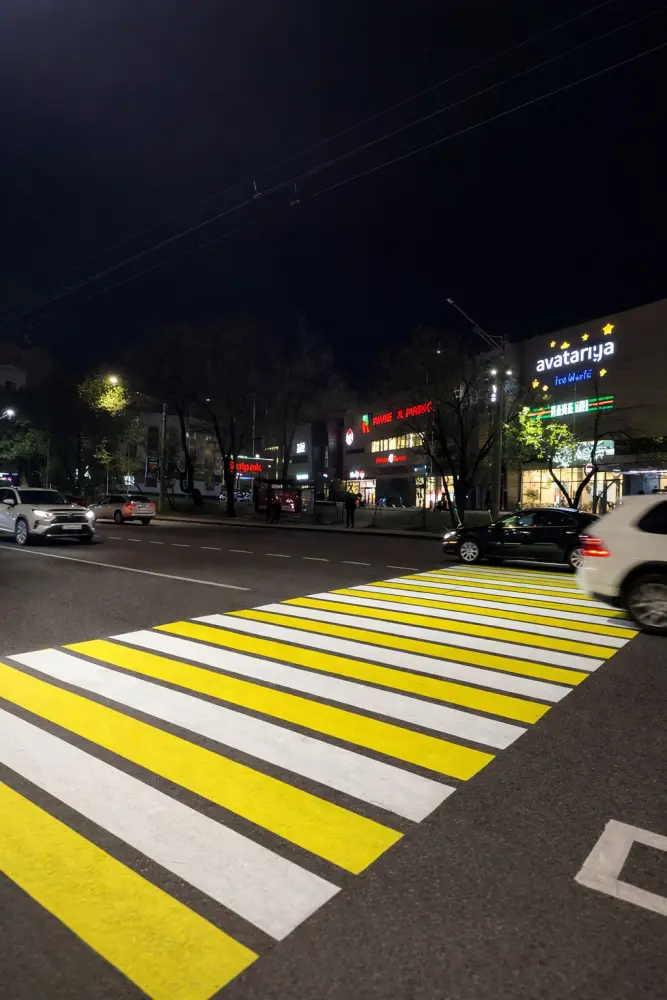 В Алматы на ул. Сатпаева установили проекционное освещение для пешеходов (2)