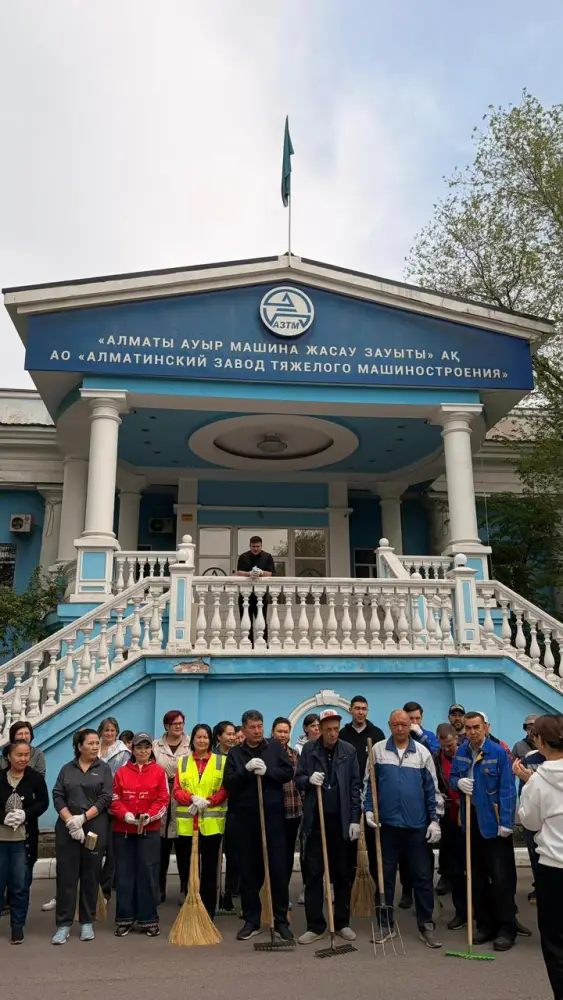 Работники предприятий участвуют в весенней уборке и озеленении Алматы (3)