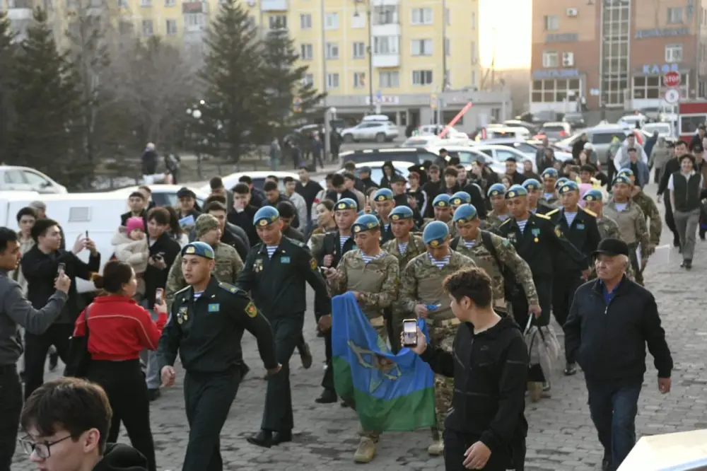 На столичном вокзале родные и близкие торжественно встретили солдат, вернувшихся из армии (7)