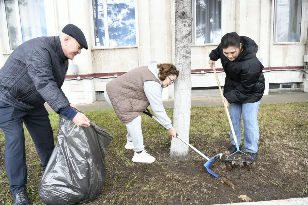 «Таза Қазақстан – наш общий дом»: деятели искусств Астаны провели субботник (8)