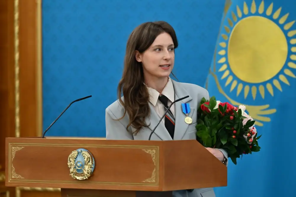 ГЛАВА ГОСУДАРСТВА ВРУЧИЛ КЛЮЧИ ОТ КВАРТИР МОЛОДЫМ УЧЕНЫМ (9)