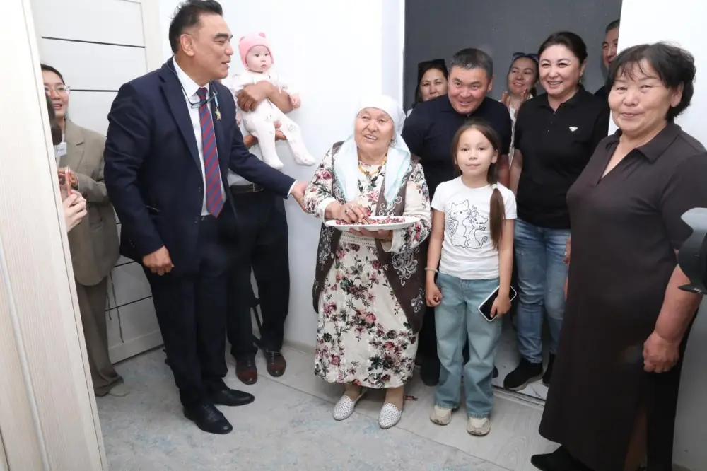 МОЛОДЫЕ УЧЕНЫЕ ЗАСЕЛИЛИСЬ В КВАРТИРЫ, ВРУЧЕННЫЕ ПРЕЗИДЕНТОМ (2)