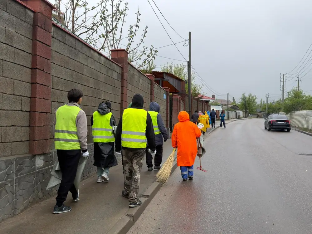 В Алматы на улице Карьерной проведён субботник с участием жителей и коммунальных служб (2)