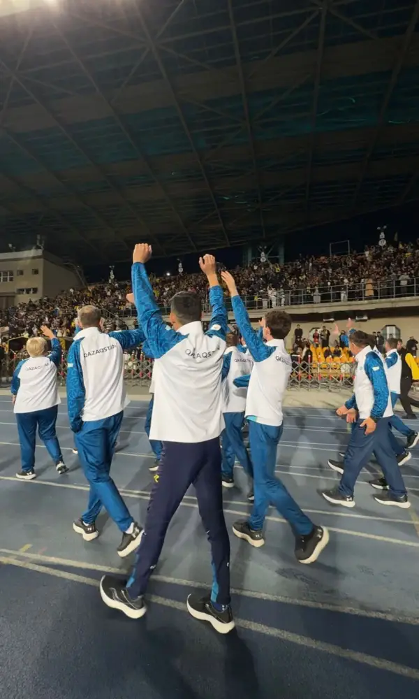 Паралимпийцы — участники зимних Игр стали почётными гостями матча в Алматы (2)