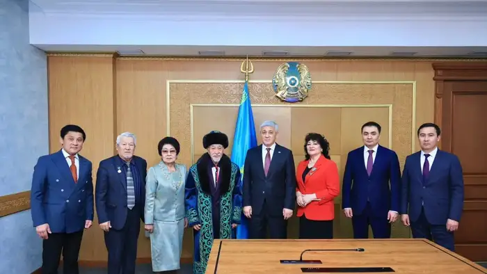 Ермаганбет Булекпаев поздравил с юбилеем заслуженного артиста Казахстана Ергали Жуниспекова (2)