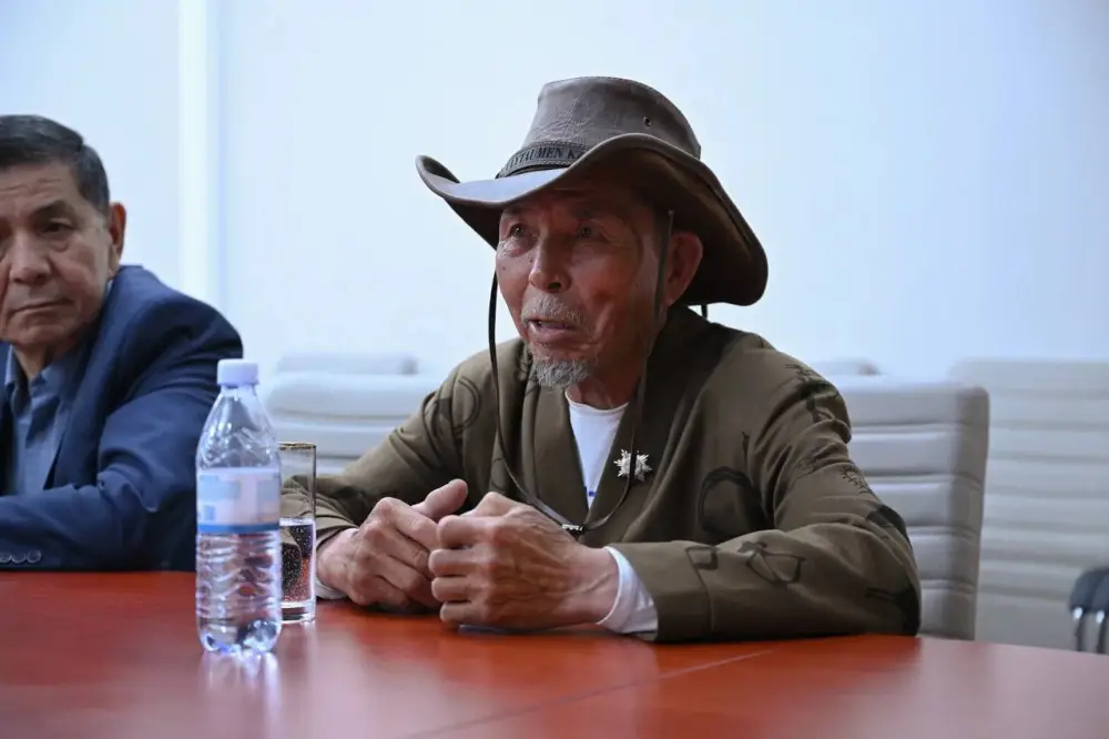 Серик Жарасбаев вручил Сарсенбаю Котырашову звание «Почётный работник спорта» (2)