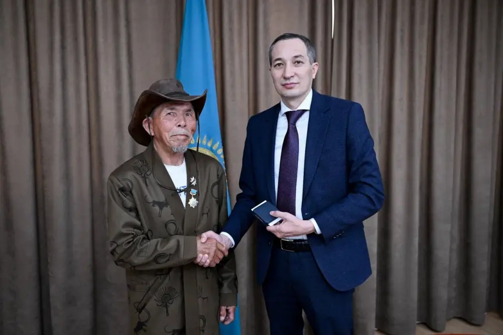 Серик Жарасбаев вручил Сарсенбаю Котырашову звание «Почётный работник спорта» (3)