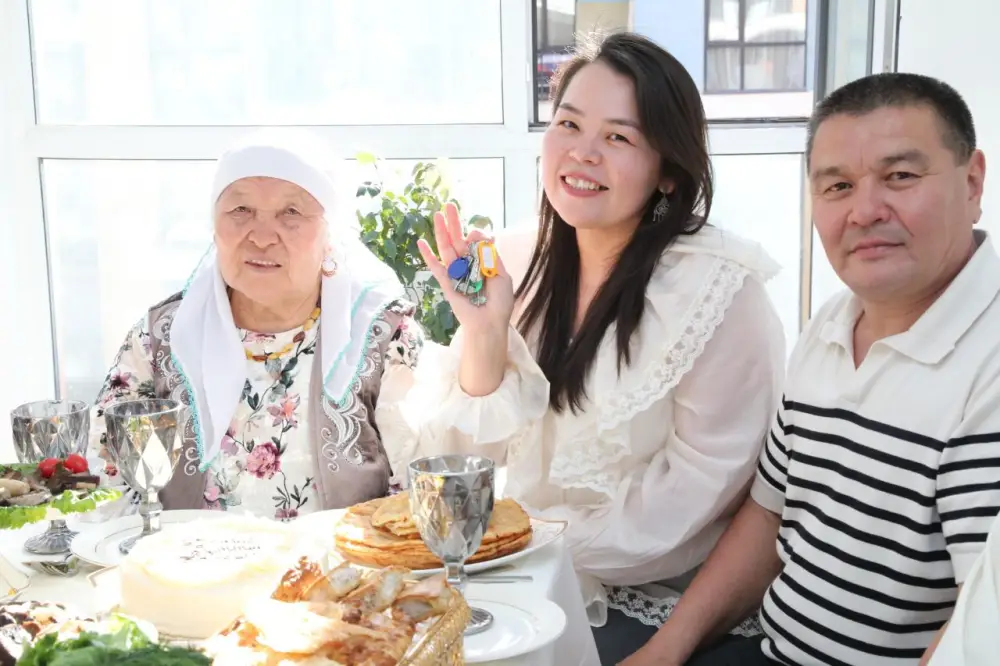 МОЛОДЫЕ УЧЕНЫЕ ЗАСЕЛИЛИСЬ В КВАРТИРЫ, ВРУЧЕННЫЕ ПРЕЗИДЕНТОМ (4)