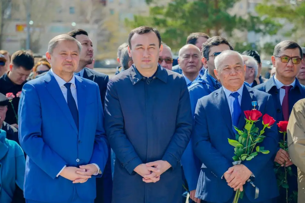 День работников науки: в Астане прошла церемония возложения цветов к памятнику Канышу Сатпаеву (4)