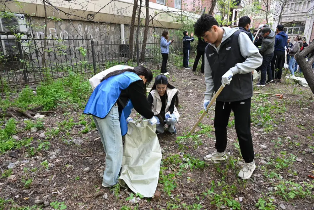 В восьми районах Алматы за один день вывезено свыше 2,5 тыс. кубометров отходов (10)