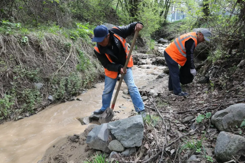 Берег реки Терисбулак очистили от мусора в Медеуском районе Алматы (7)