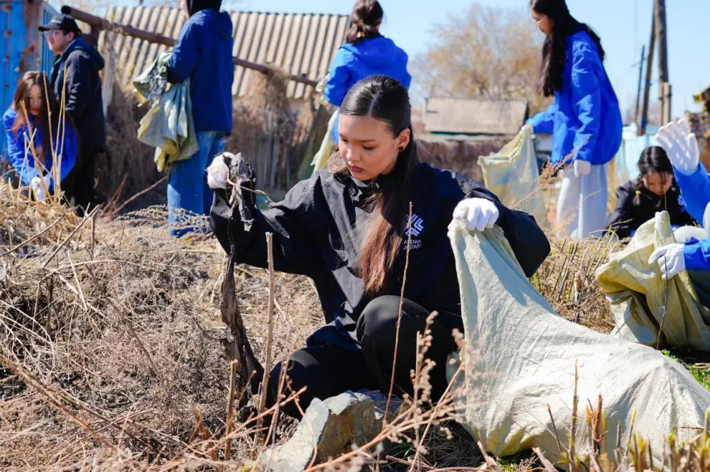 Около 200 волонтеров и жителей столицы вышли на уборку набережной Есиля (9)