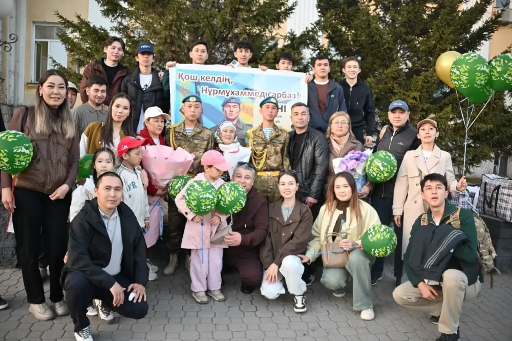 Исполнили долг перед Родиной: в Астане близкие торжественно встретили солдат (10)