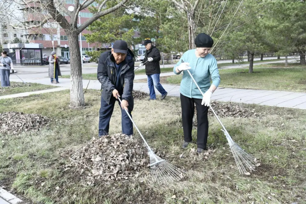 «Таза Қазақстан»: около 200 сотрудников цирка вышли на субботник в Астане (4)