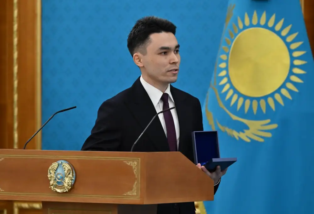 ГЛАВА ГОСУДАРСТВА ВРУЧИЛ КЛЮЧИ ОТ КВАРТИР МОЛОДЫМ УЧЕНЫМ (10)