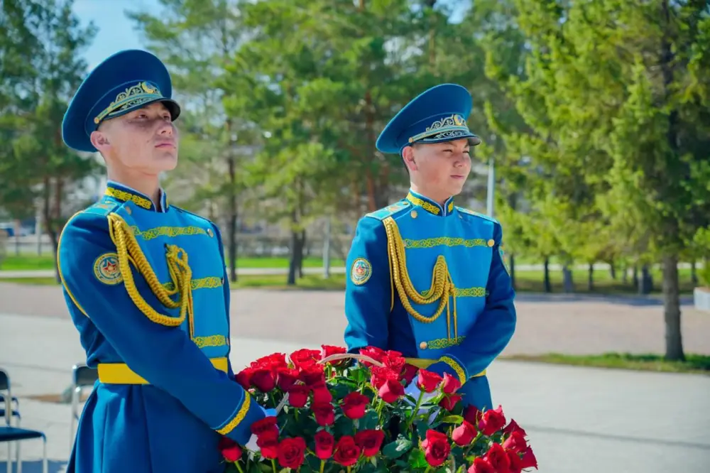 День работников науки: в Астане прошла церемония возложения цветов к памятнику Канышу Сатпаеву (10)