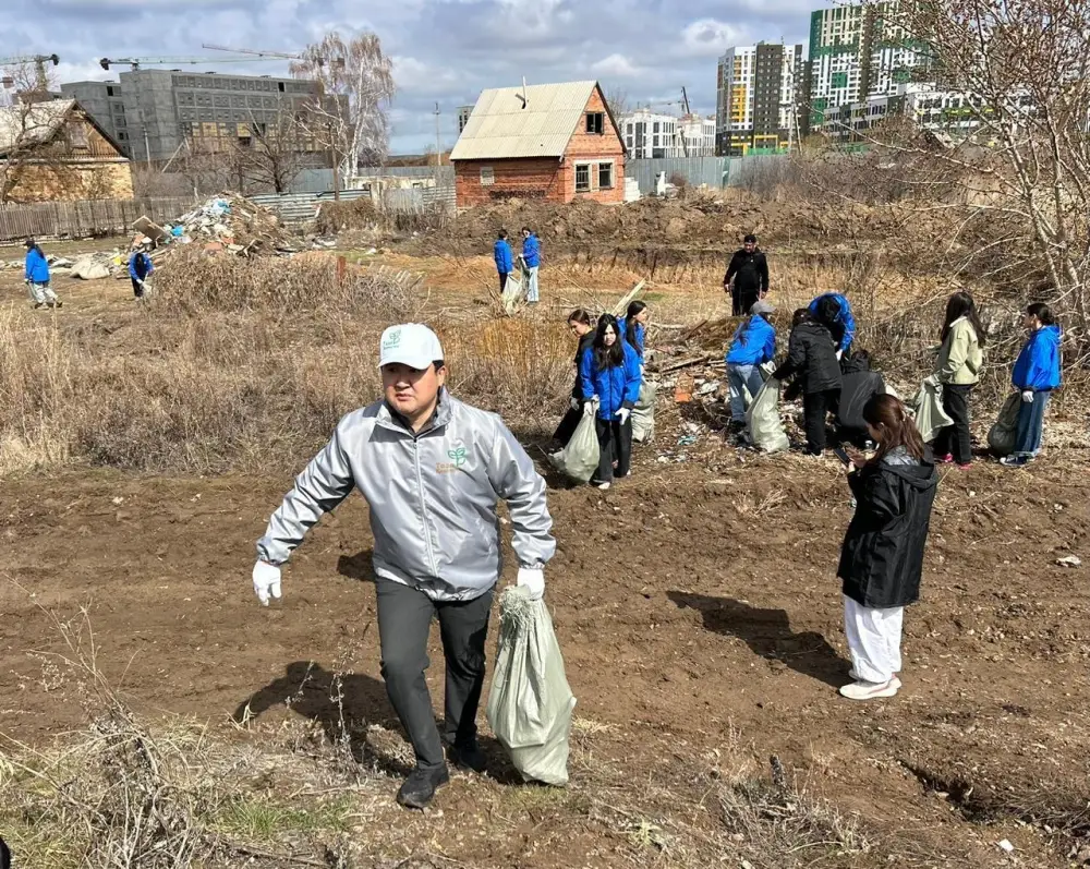 «Таза Қазақстан»: тонны мусора убрала столичная молодежь на набережной Есиля (9)