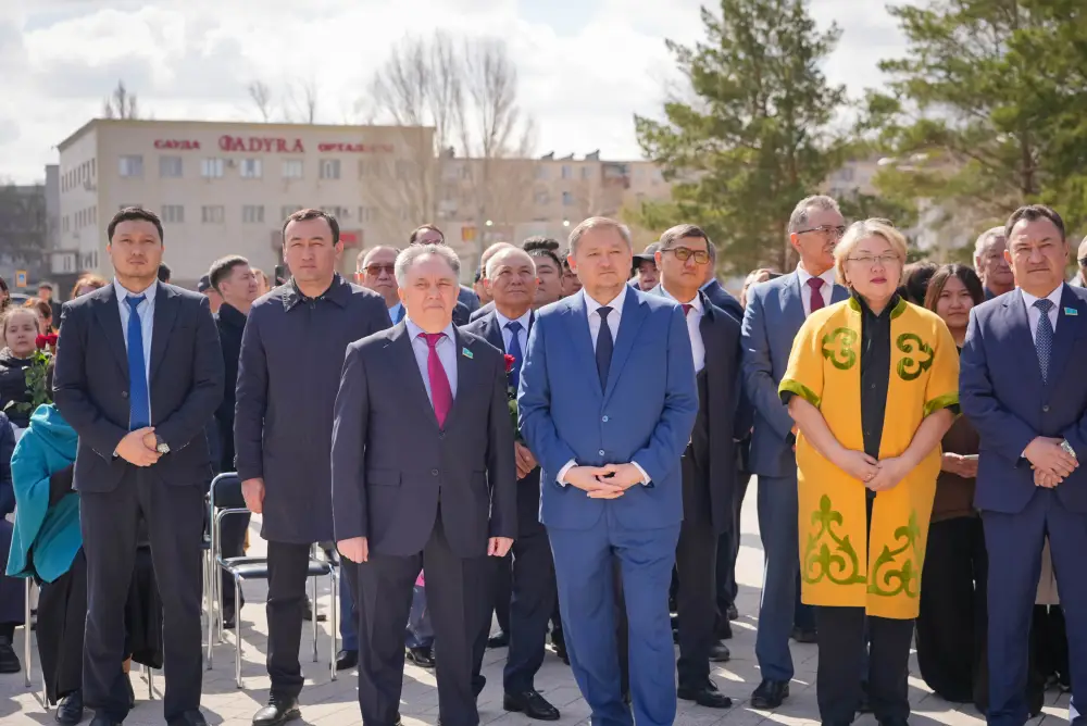 День науки: в Астане состоялась церемония возложения цветов в память о Каныше Имантаевиче Сатпаеве (2)