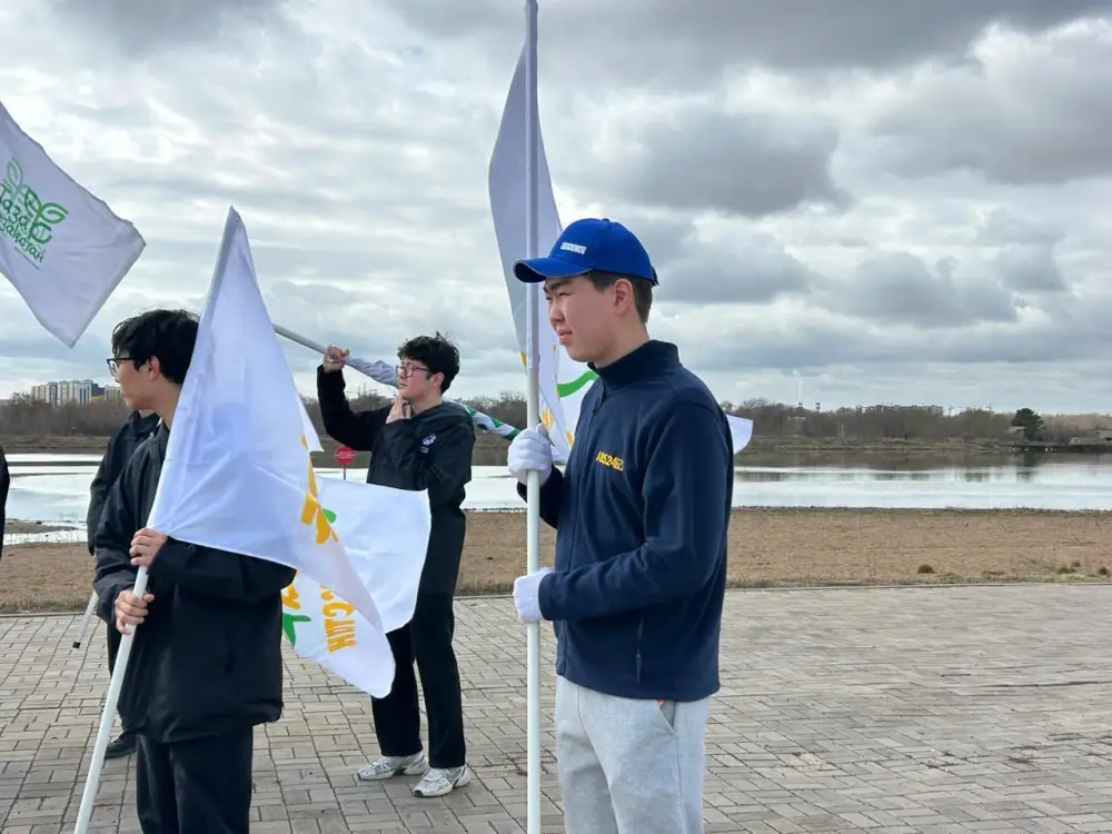 «Таза Қазақстан»: тонны мусора убрала столичная молодежь на набережной Есиля (5)