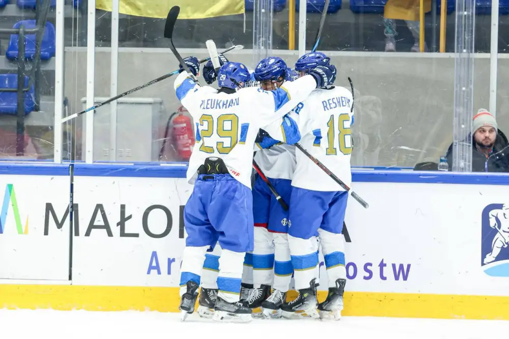 Юниорская сборная Казахстана по хоккею одержала третью победу подряд на чемпионате мира (4)