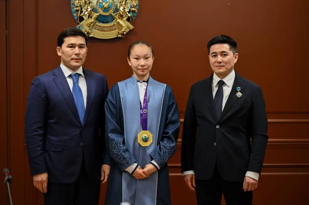 Ербол Мырзабосынов наградил чемпионку мира по таеквондо Айым Серикбаеву (9)