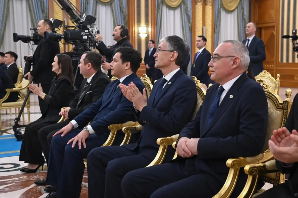 ГЛАВА ГОСУДАРСТВА ВРУЧИЛ КЛЮЧИ ОТ КВАРТИР МОЛОДЫМ УЧЕНЫМ (7)