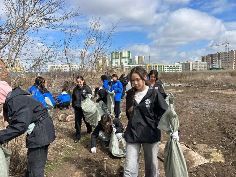 «Таза Қазақстан»: тонны мусора убрала столичная молодежь на набережной Есиля (6)