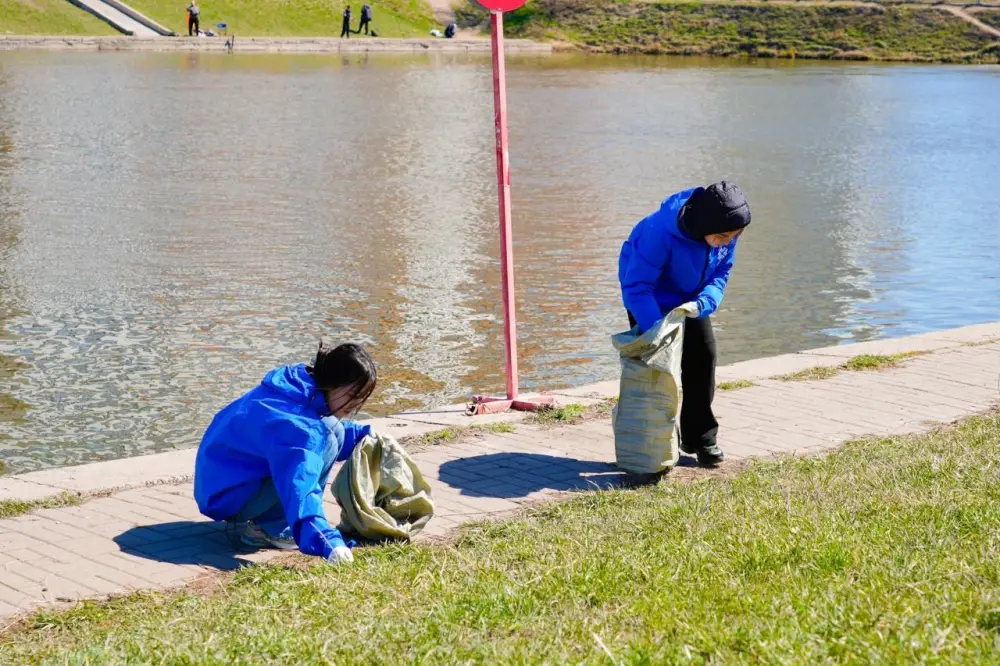Около 200 волонтеров и жителей столицы вышли на уборку набережной Есиля (8)