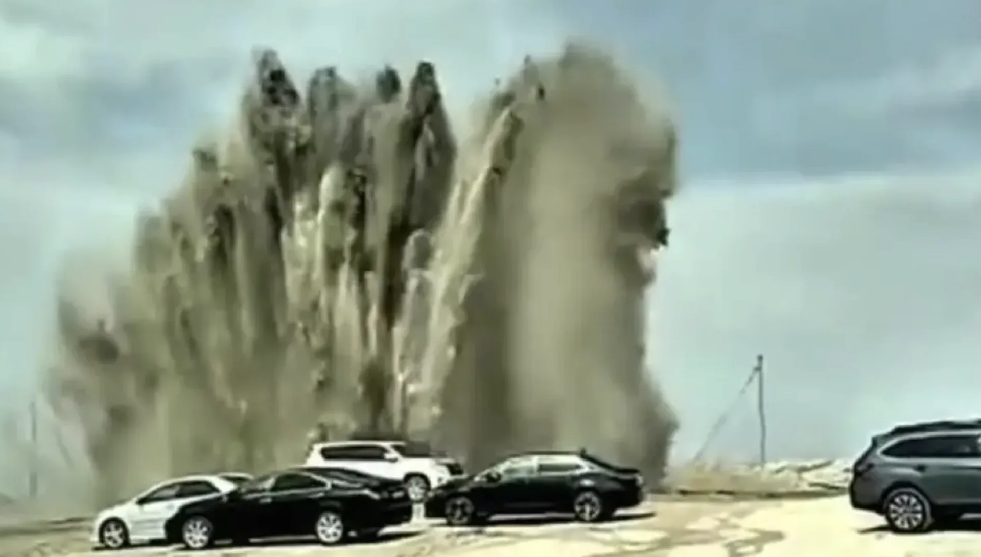 Фонтан из-под земли в Жанаозене