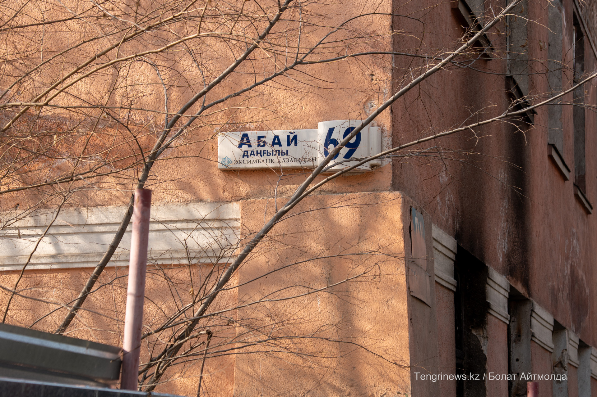 Следы пожара и копоть на стене заброшенной больницы Турксиба со стороны улицы Амангельды