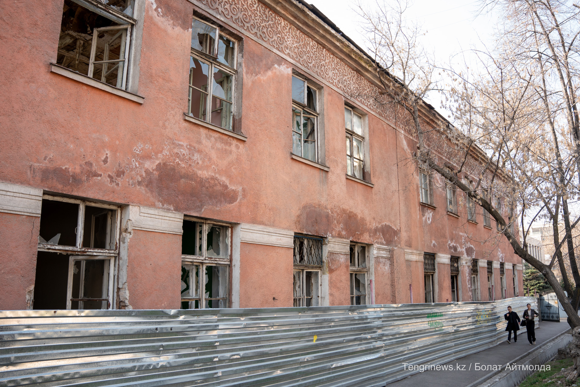 Разбитые окна заброшенного здания по улице Амангельды в Алматы