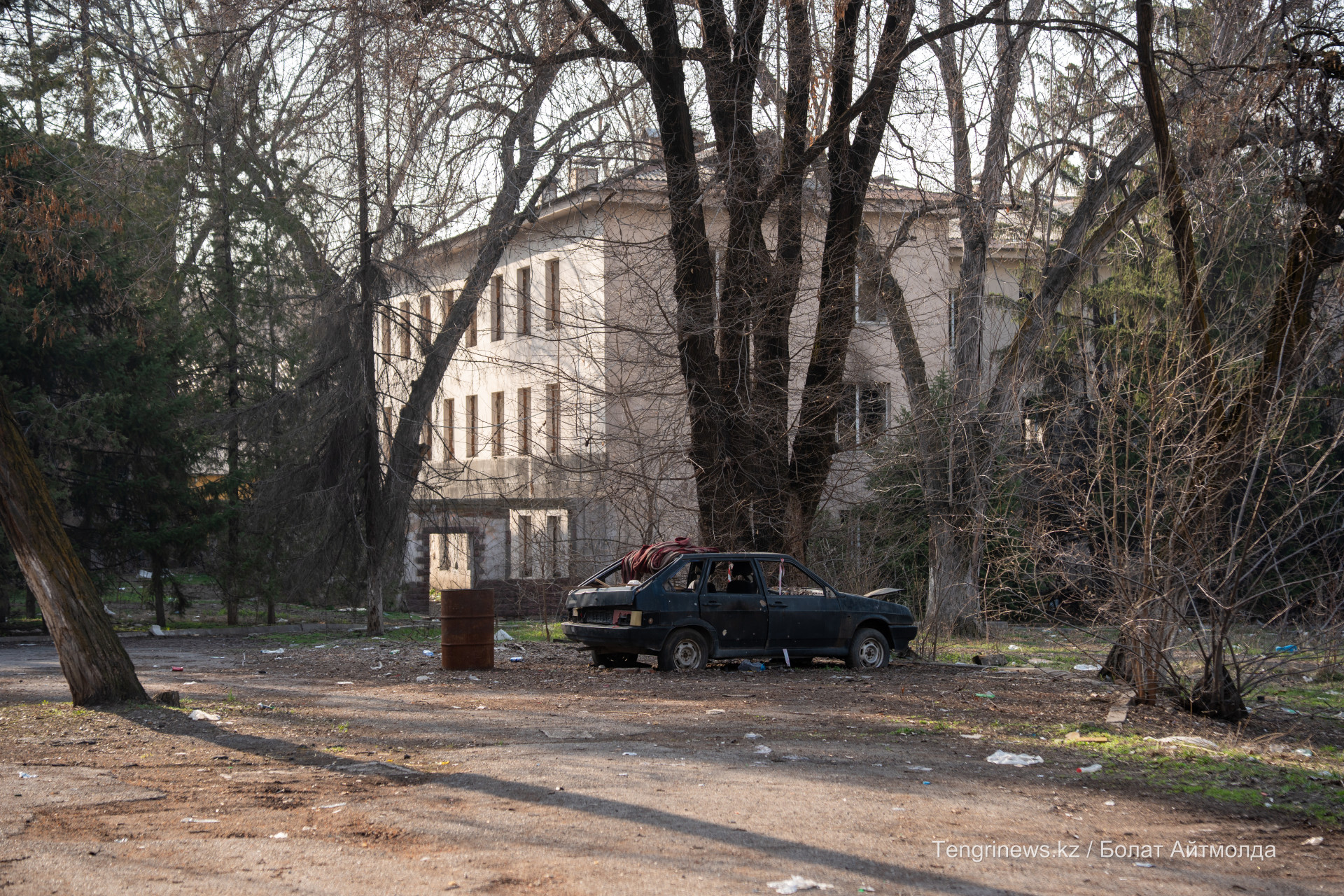 Старая машина на территории больницы Турксиба 