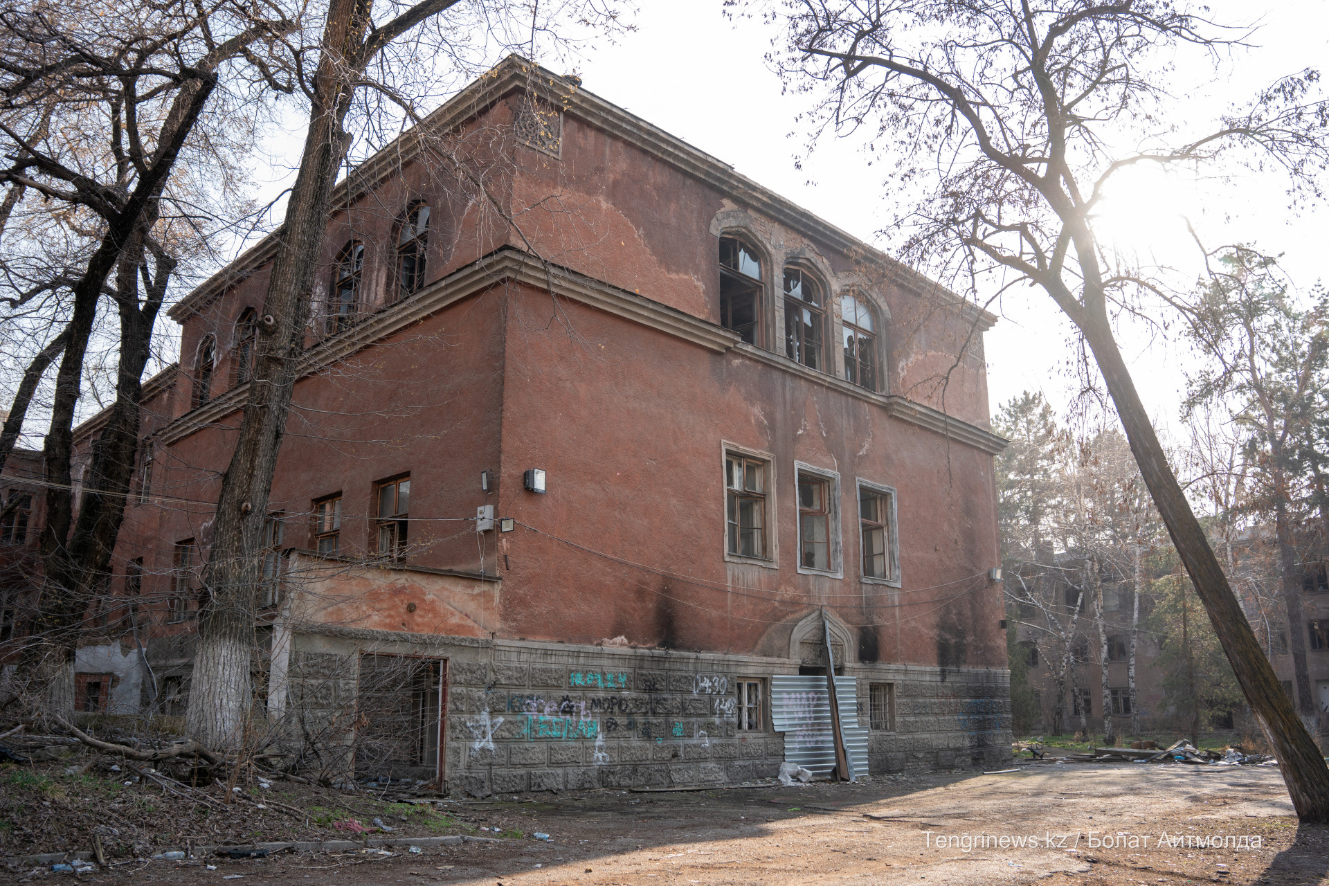Следы срезанных батарей отопления внутри заброшенного памятника архитектуры Алматы