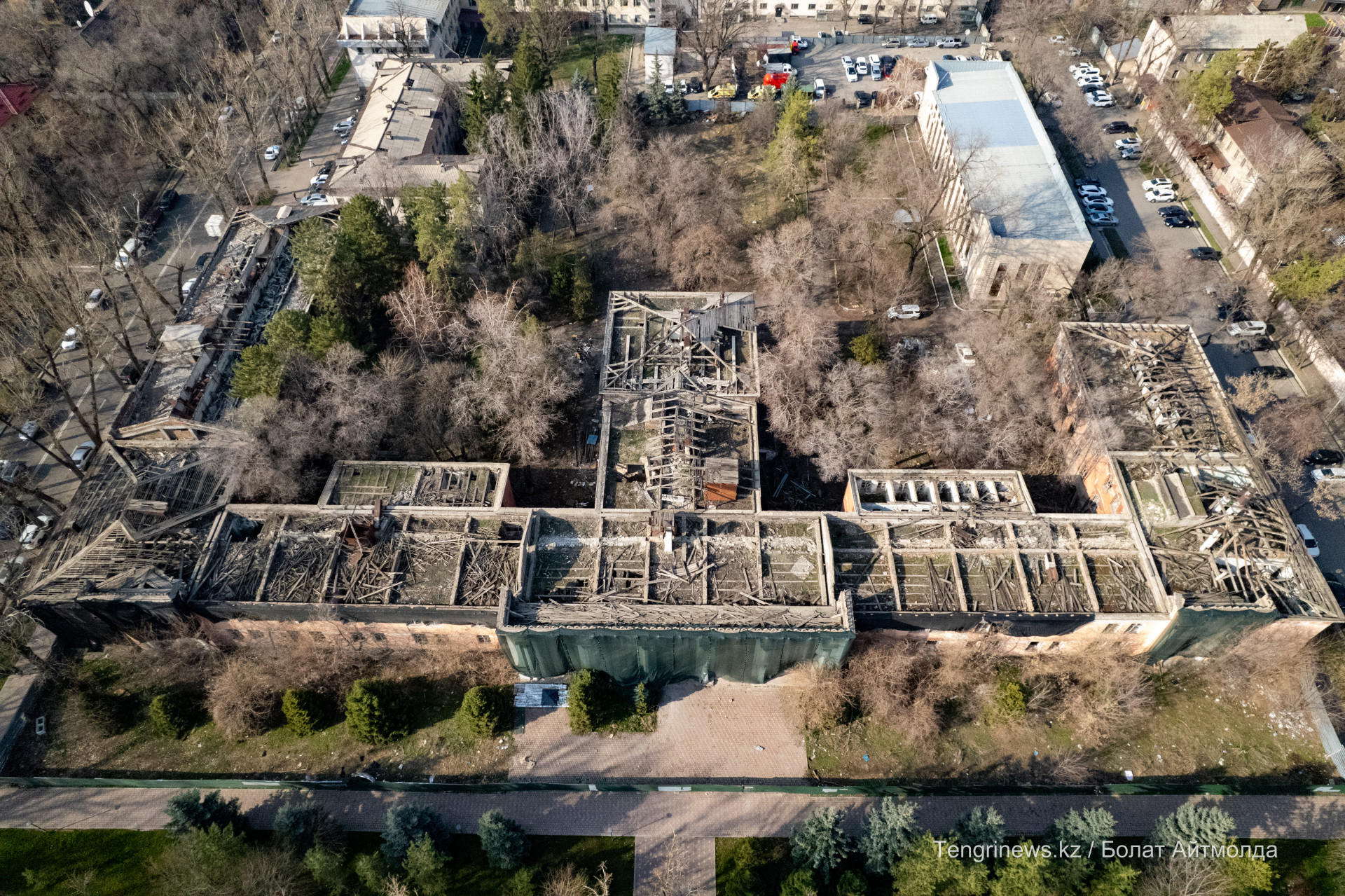 Вид сверху на заброшенную больницу Турксиба в Алматы без крыши.