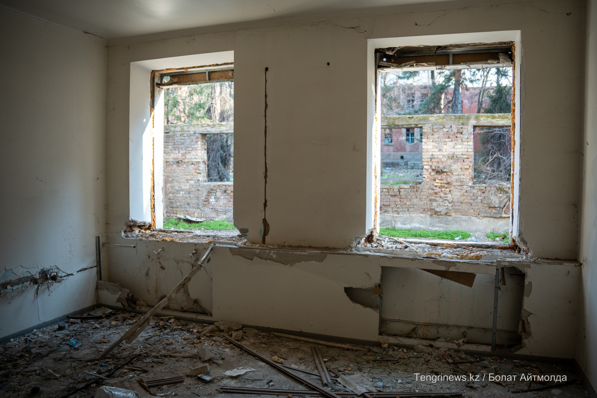 Следы срезанных батарей отопления внутри заброшенного памятника архитектуры Алматы