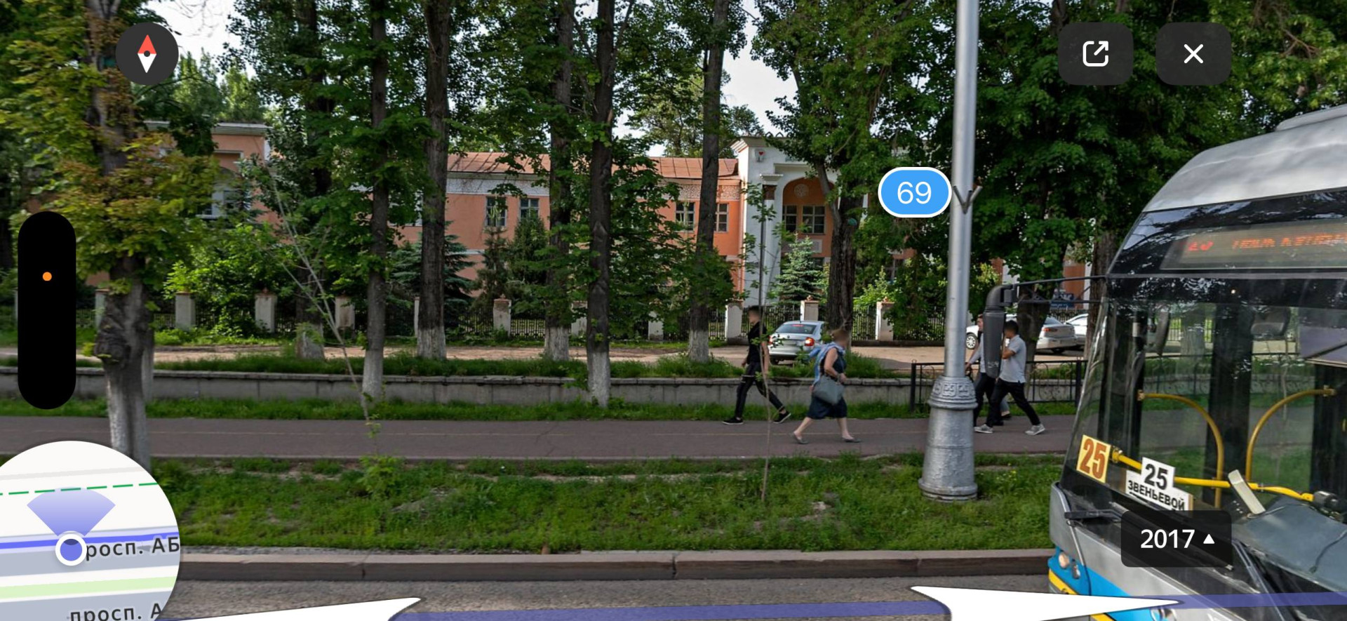 Вид на действующую больницу Турксиба в Алматы летом 2017 года