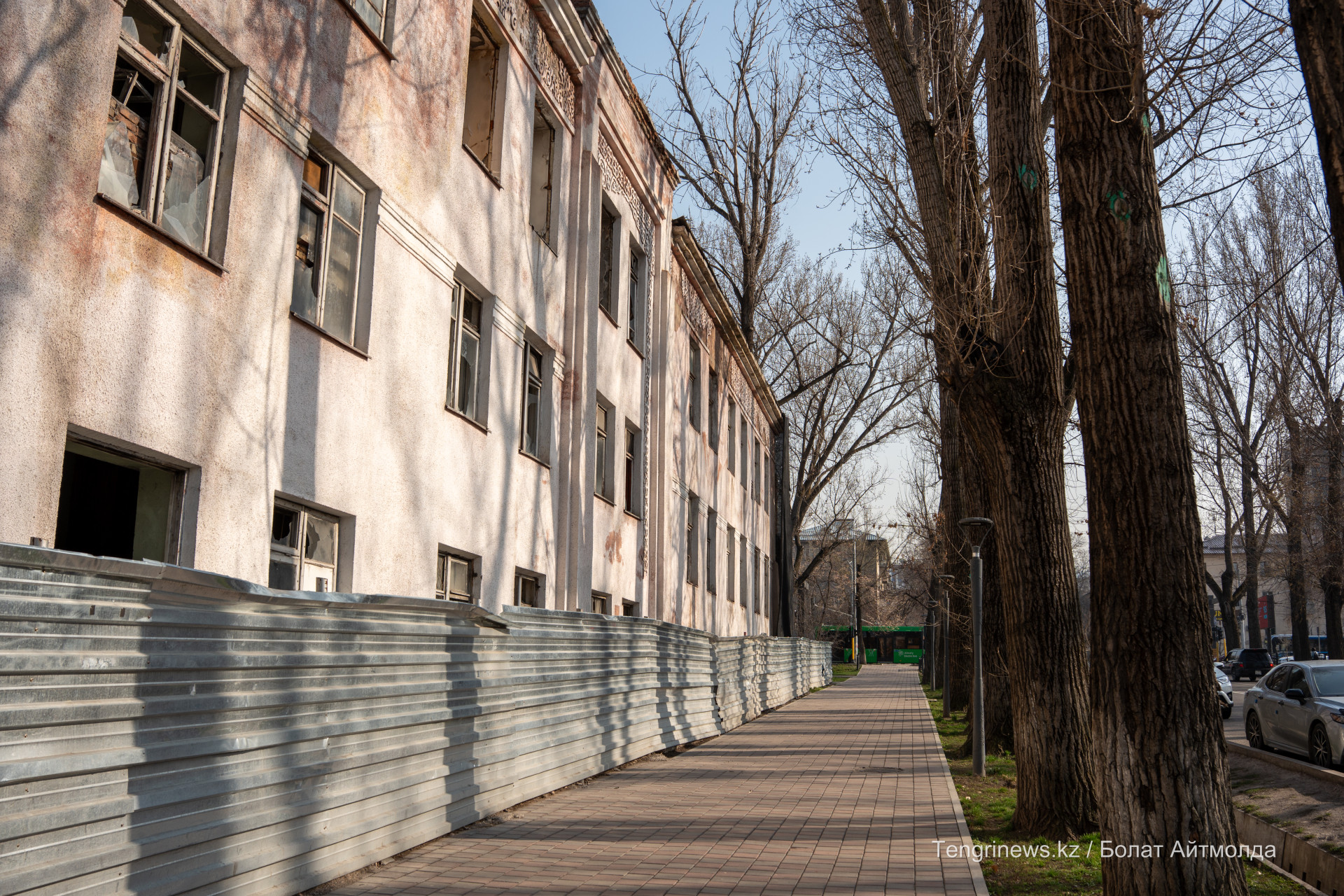 Вид на фасад больницы Турксиба со стороны улицы Масанчи с разбитыми окнами